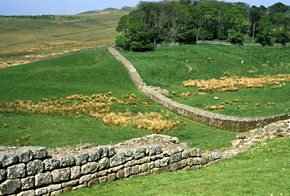 ENG: Northumbria Region, Northumberland, Northumberland National Park, Hadrians Wall, Peel Crags, The remains of this Roman wall stretch through the open contryside [Ask for #132.060.]