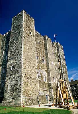 ENG: South East Region, Kent, The White Cliffs of Dover, Dover Area, Kent Downs AONB, Dover Castle (EH), Henry II's Keep. Viewed from the northwest corner, showing a reconstructed 13th C. siege engine. [Ask for #239.253.]