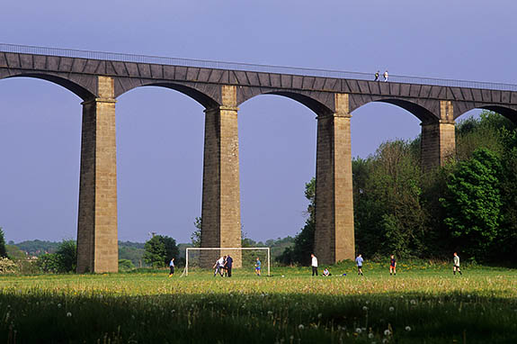 WAL: Northern Region, Wrexham County, Dee Valley, Pont Cysyllte Aqueduct, The Pont Cysyllte Aqueduct, the highest canal aqueduct in the world at 126 feet, carries the Llangollen Canal over the River Dee. [Ask for #246.217.]