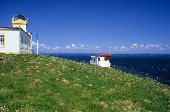 SCO: Highland Region, Caithness District, Northern Coast, John o' Groats, Duncansby Head, 19th c. lighthouse, still in operation, at Great Britain's northeasternmost point; fog horn, rt. [Ask for #246.806.]