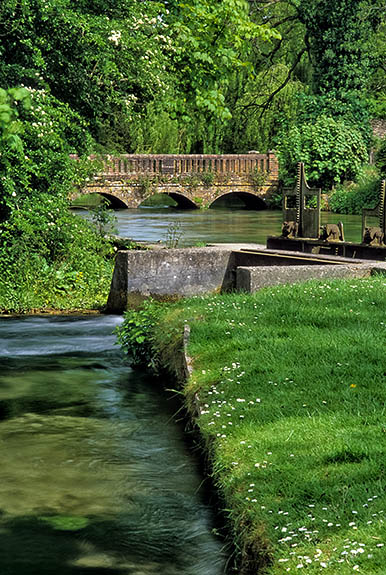 ENG: South East Region, Hampshire, The North Downs, The Upper Test Valley, Freefolk, Arched brick bridge over the River Test, viewed from a weir. [Ask for #253.094.]