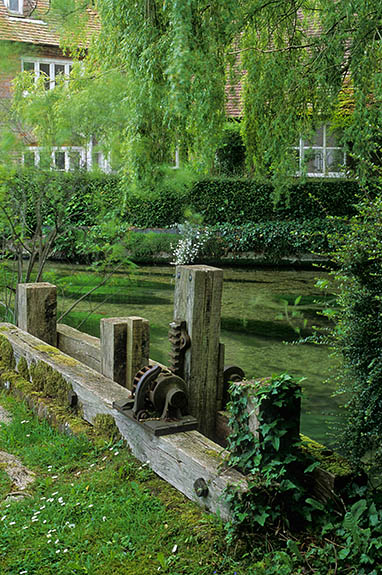 ENG: South East Region, Hampshire, The North Downs, The Upper Test Valley, Whitchurch, Sluice gate of old mill (now a private home) that straddles the River Test [Ask for #253.174.]