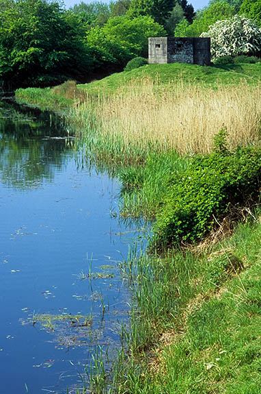 ENG: South East Region, Kent, Romney Marsh, Appledore, The Royal Military Canal passing along the southern edge of the village; WWI pillbox on its bank. [Ask for #256.456.]