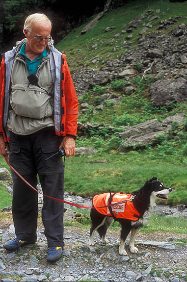 ENG: Cumbria , Lake District N.P., Keswick-Borrowdale Area, Broadstack Gil (NT). Search and Rescue Dogs Assoc. (Lake District) training session. Handler Mick Guy with search dog Mist [Ask for #259.153.]