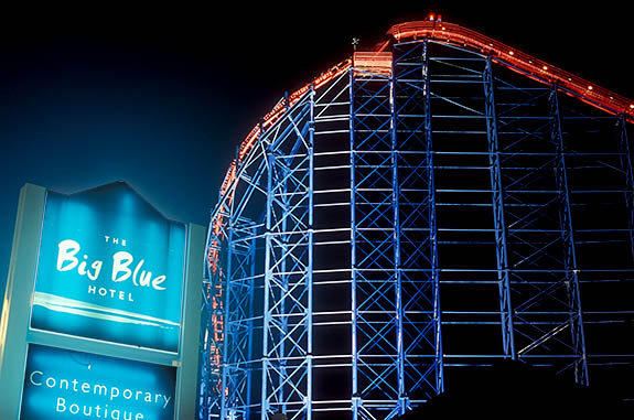 ENG: Blackpool Borough, Southern Beachfront, Pleasure Beach, Pleasure Beach. The Big Blue Hotel, in front of The Big One roller coaster, at night; ASK FOR DIGITAL VERSION [Ask for #262.069.]