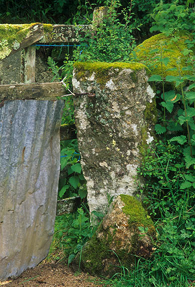 ENG: Devon , Dartmoor National Park, Dartmoor's Southern Edge, Widecombe-in-the-Moor. Venton, a rural community; gate post made of a single piece of granite holds up a ramshackle gate [Ask for #268.472.]