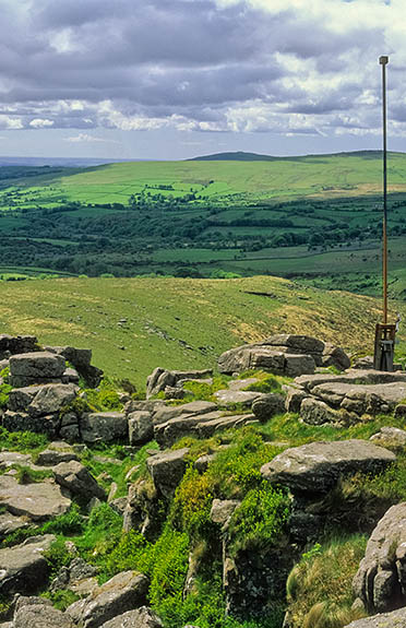 ENG: Devon , Dartmoor National Park, Dartmoor's Western Edge, Nattor Down. View from Ger Tor on the Dartmoor Training Area, a bombing range; the post displays a red flag when the moor is closed to walkers [Ask for #268.586.]