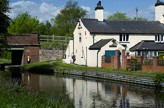ENG: West Midlands Region, Staffordshire, The Trent Valley, Burton-on-Trent, The Trent and Mersey Canal, The Bridge Inn, at Branston Bridge, on the south edge of town [Ask for #270.020.]