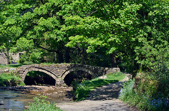 ENG: Lancashire , The Pennines, Pendle, Wycoller Country Park. Pack horse bridge over Wycoller Beck, near ruinous Wycoller Hall [Ask for #270.315.]